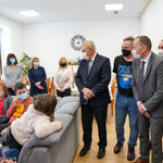 Prezydent Tadeusz Truskolaski oraz zaproszeni goście rozmawiają z dziećmi