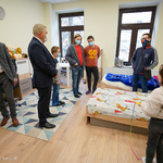 Prezydent Tadeusz Truskolaski ogląda pokój i rozmawia z dziećmi