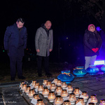 Zastępca Prezydenta Przemysław Truchliński wraz z Przewodniczącym Rady Miasta Łukaszem Prokorymem oddają cześć ofiarom białostockiego getta przed pomnikiem. Obok stoi kobieta.
