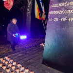 Prezydent Tadeusz Truskolaski stawia zapalony znicz przed pomnikiem