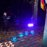 Radna Katarzyna Kisielewska - Martyniuk stawia znicz przed pomnikiem ofiar w białostockim getcie