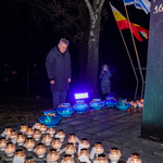 Radny Marek tyszkiewicz oddaje cześć ofiarom w białostockim getcie