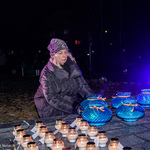 Dyrektor Galerii im. Śleńdzińskich Jolanta Szczygieł - Rogowska stawia znicz przed pomnikiem ofiar w białostockim getcie
