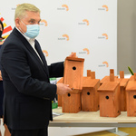 Prezydent Tadeusz Truskolaski prezentuje budkę lęgową