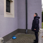Zastępca prezydenta Przemysław Tuchliński stoi przy tablicy poświęconej I. Malmedowi