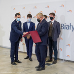 Prezydent Tadeusz Truskolaski wręcza okolicznościowy grawerton dyrektorowi II Liceum Ogólnokształcącego Dariuszowi Bossowskiemu