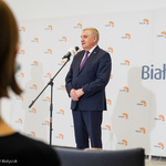 Prezydent Tadeusz Truskolaski przemawia podczas spotkania z dyrektorami i uczniami najlepszych szkół w Białymstoku