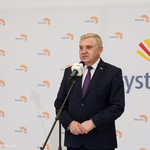 Prezydent Tadeusz Truskolaski przemawia podczas spotkania z dyrektorami i uczniami najlepszych szkół w Białymstoku