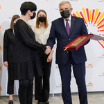 Prezydent Tadeusz Truskolaski wręcza dyrektorce I Liceum Ogólnokształcącego w Białymstoku Pani Ewie Mituli okolicznościowy grawerton
