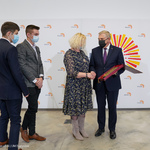 Prezydent Tadeusz Truskolaski gratuluje dyrektorce Pani Annie Niczyporuk i uczniom Zespołu Szkół Elektrycznych w Białymstoku