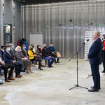 Prezydent Tadeusz Truskolaski przemawia do podczas spotkania z dyrektorami i uczniami najlepszych szkół w Białymstoku