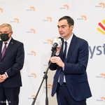 Dyrektor II Liceum Ogólnokształcącego Dariusz Bossowski przemawia podczas spotkania z dyrektorami i uczniami najlepszych szkół w Białymstoku