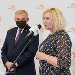 Pani dyrektor Zespołu Szkół Elektrycznych w Białymstoku Anna Niczyporuk przemawia podczas spotkania z dyrektorami i uczniami najlepszych szkół w Białymstoku