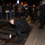 Zastępca Prezydenta Rafał Rudnicki stawia symboliczny znicz na torach przed Muzeum Pamięci Sybiru