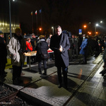 Zastępca 
Prezydenta Rafał Rudnicki trzyma w rękach symboliczny znicz