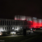 Muzeum Pamięci Sybiru oświetlone barwami narodowymi