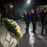 Prezydent Tadeusz Truskolaski oddaje cześć ofiarom pierwszej deportacji w towarzystwie uczestników uroczystości