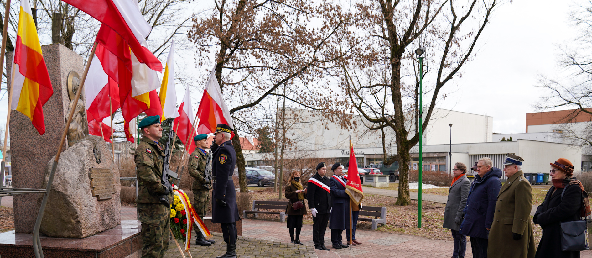 Prezydent Tadeusz Truskolaski wraz z uczestnikami uroczystości oddaje cześć ofiarom represji przed Pomnikiem Katyńskim