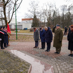 Prezydent Tadeusz Truskolaski wraz z uczestnikami uroczystości oddaje cześć ofiarom represji przed Pomnikiem Katyńskim