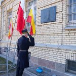 Strażnik miejski oddaje honory ofiarom sowieckich i niemieckich okupantów z lat 1939/1956, ul. Kopernika 21, budynek Aresztu Śledczego: