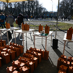 Mieszkańcy Białegostoku czekają, aby odebrać budki lęgowe dla ptaków w Parku Plany