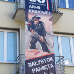 Baner na fasadzie budynku upamiętniający 80. rocznicę powstania Armii Krajowej