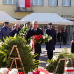 Poseł na Sejm Rzeczypospolitej Polskiej Robert Tyszkiewicz składa wieniec przy pomniku Żołnierzy Armii Krajowej