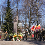 Warta honorowa przy pomniku upamiętniającym żołnierzy Armii Krajowej