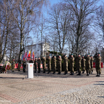 Salwa honorowa w wykonaniu kompanii honorowej  przy pomniku upamiętniającym Żołnierzy Armii Krajowej