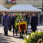 Prezydent Tadeusz Truskolaski składa wieniec przy pomniku żołnierzy Armii Krajowej, asystuje Komendant Straży Miejskiej Krzysztof Kolenda