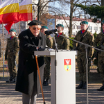 Profesor Witold Czarnecki żołnierz Armii Krajowej przemawia do uczestników uroczystości