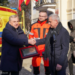 Dyrektor Wojewódzkiej Stacji Pogotowia Ratunkowego w Białymstoku Bogdan Kalicki wręcza Prezydentowi Tadeuszowi Truskolaskiemu okolicznościowy grawerton