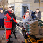 Zastępca Dyrektora ds. Medycznych – dr n. med. Mirosław Rybałtowski prezentuje karetkę neonatologiczną uczestnikom wydarzenia