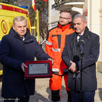Dyrektor Wojewódzkiej Stacji Pogotowia Ratunkowego w Białymstoku Bogdan Kalicki wręcza Prezydentowi Tadeuszowi Truskolaskiemu okolicznościowy grawerton