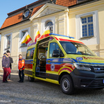 Karetka neonatologiczna zakupiona w ramach Budżetu Obywatelskiego 2021 przy Pałacyku Gościnnym Branickich w Białymstoku