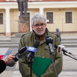 Dyrektor Muzeum Wojska w Białymstoku Robert Sadowski odpowiada na pytania dziennikarzy podczas konferencji prasowej