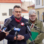 Zastępca prezydenta Rafał Rudnicki odpowiada na pytania dziennikarzy podczas konferencji prasowej