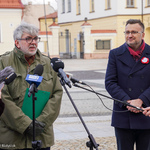 Dyrektor Muzeum Wojska w Białymstoku Robert Sadowski odpowiada na pytania dziennikarzy podczas konferencji prasowej