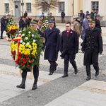 Zastępca prezydenta Przemysław Tuchliński w asyście strażników miejskich składa wieniec przed pomnikiem Marszałka Józefa Piłsudskiego w 103. rocznicę odzyskania niepodległości przez Białystok
