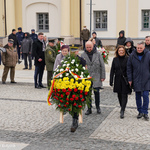 Przewodniczący Rady Miasta Białegostoku Łukasz Prokorym w asyście radnych miejskich składa wieniec podczas uroczystości 103. rocznicy odzyskania niepodległości przez Białystok