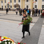 Przedstawicielka Instytutu Pamięci Narodowej składa wieniec podczas uroczystości 103. rocznicy odzyskania niepodległości przez Białystok