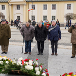 Uczestnicy uroczystości oddają cześć bohaterom podczas 103.rocznicy odzyskania niepodległości przez Białystok
