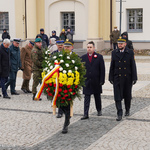 Zastępca prezydenta Przemysław Tuchliński w asyście strażników miejskich składa wieniec przed pomnikiem Marszałka Józefa Piłsudskiego w 103. rocznicę odzyskania niepodległości przez Białystok