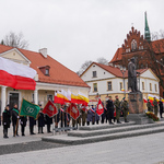 Poczet flagowy i poczet sztandarowy przy pomniku Marszałka Józefa Piłsudskiego podczas 103. rocznicy odzyskania niepodległości przez Białystok
