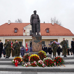 Warta honorowa przy pomniku Marszałka Józefa Piłsudskiego w 103. rocznicę odzyskania niepodległości przez Białystok