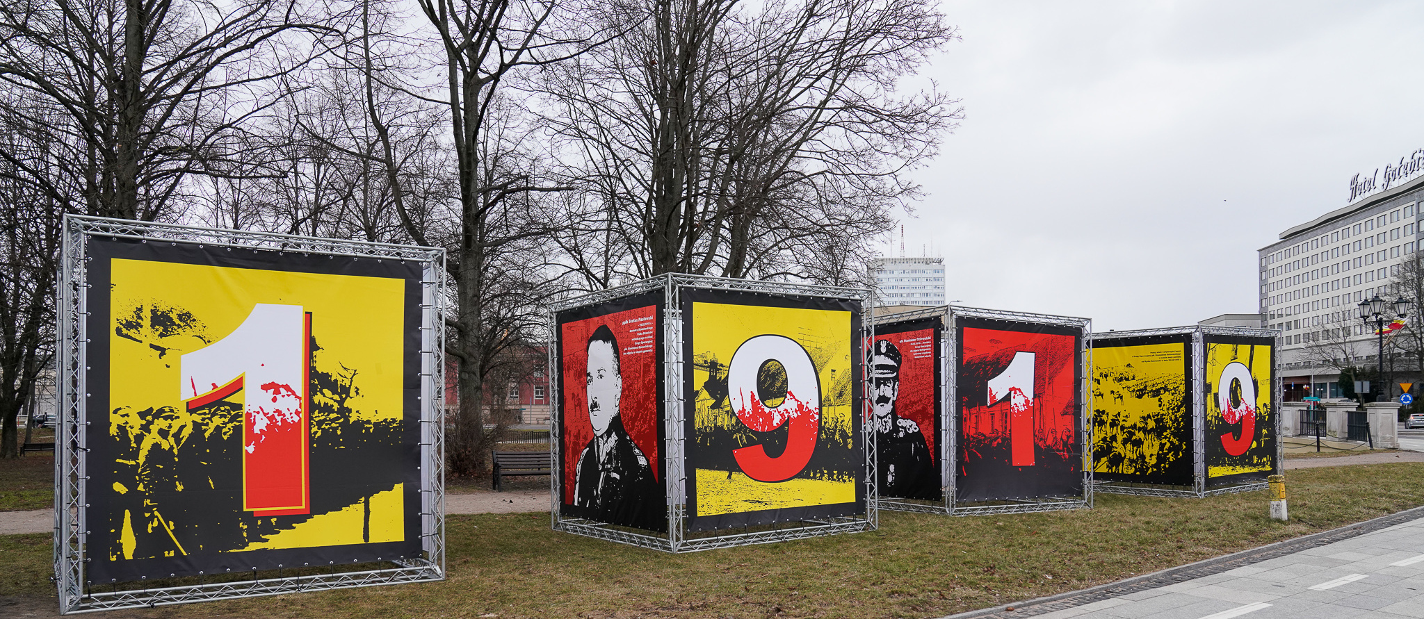 Okolicznościowe banery upamiętniające 103. rocznicę odzyskania niepodległości przez Białystok