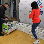 Pani dyrektor Centrum Aktywności Społecznej (CAS) Urszula Dmochowska kompletuje najpotrzebniejsze produkty