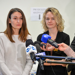 Przedstawicielka Fundacji Polza odpowiada na pytania dziennikarzy podczas konferencji prasowej poświęconej zbiórce darów potrzebującym ofiarom wojny