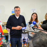 Zastępca prezydenta Rafał Rudnicki odpowiada na pytania dziennikarzy podczas konferencji prasowej poświęconej zbiórce darów potrzebującym ofiarom wojny