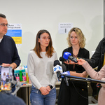 Przedstawicielka Fundacji Polza odpowiada na pytania dziennikarzy podczas konferencji prasowej poświęconej zbiórce darów potrzebującym ofiarom wojny
